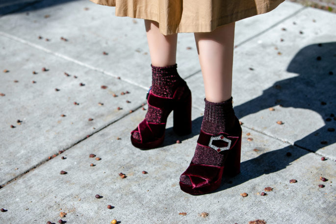 prada velvet heels,H&M tan skirt,prada shoes with socks,how to wear floral print 2018,Louis Vuitton chain it bag,H&M khaki skirt,prada velvet heels with socks,H&M Blouse with a belt,H&M tulip print blouse,tulip print top,H&M floral print top,H&M floral top,LV Chain it bag,prada velvet shoes, Burgundy Velvet shoes